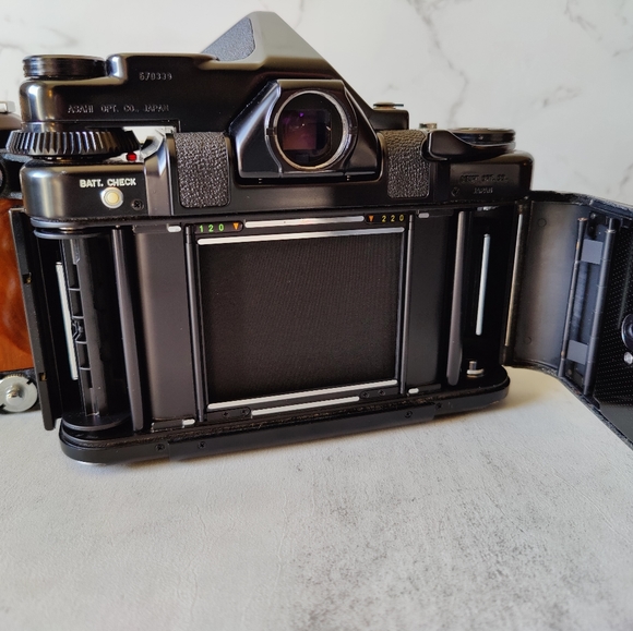 PENTAX 6X7 MEDIUM FORMAT CAMERA 120 FILM 2 LENSES, 2 VIEWFINDERS, AND MORE. MINT - Picture 7 of 12